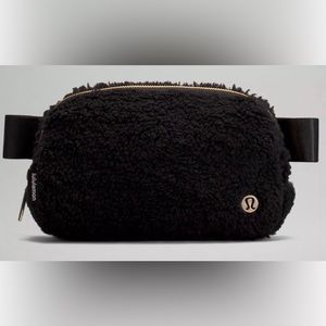lululemon Everywhere Belt Bag in Fleece